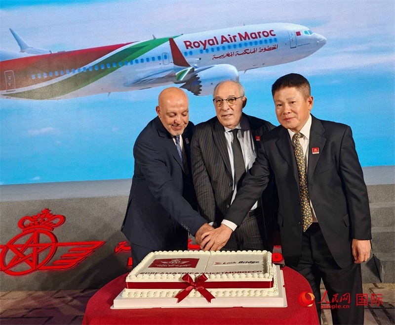 中摩雙方嘉賓共同切蛋糕，慶祝兩國直飛復航。人民網(wǎng)記者 李琰攝