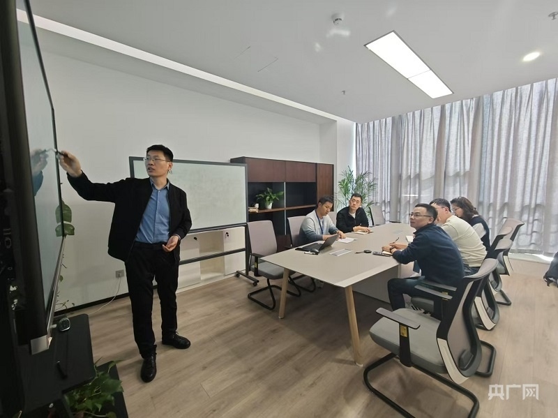 陳平平和團(tuán)隊成員在研討室討論(央廣網(wǎng)記者 王錫斐 攝)