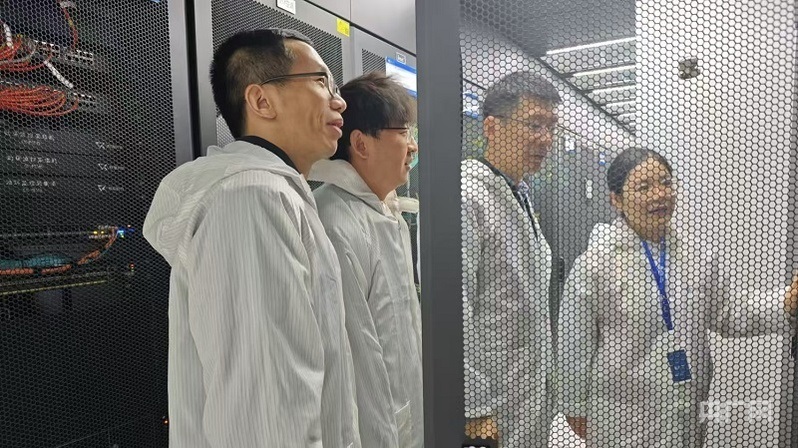 陳平平和團(tuán)隊在實驗室設(shè)備機房開展創(chuàng)新網(wǎng)絡(luò)測試驗證(央廣網(wǎng)記者 王錫斐 攝)