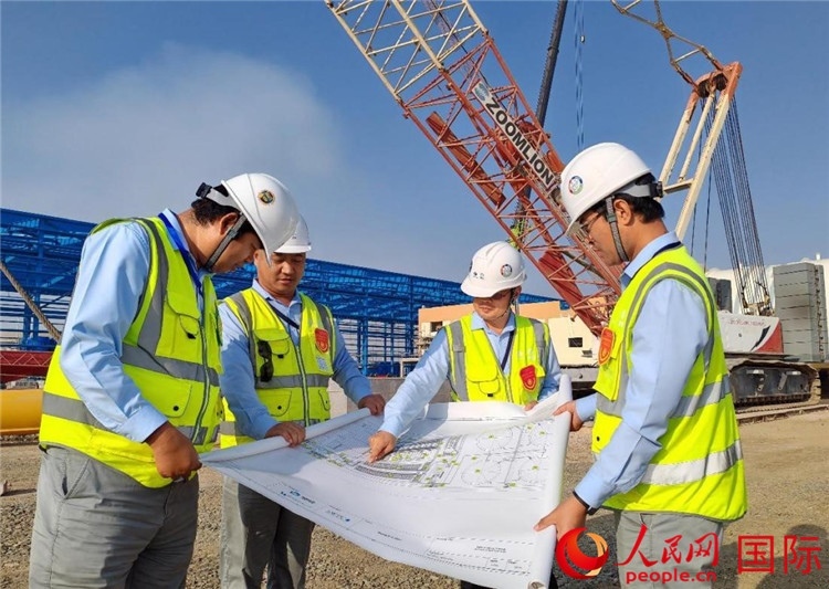 管理團(tuán)隊現(xiàn)場查看項目進(jìn)展。人民網(wǎng)記者 管克江攝