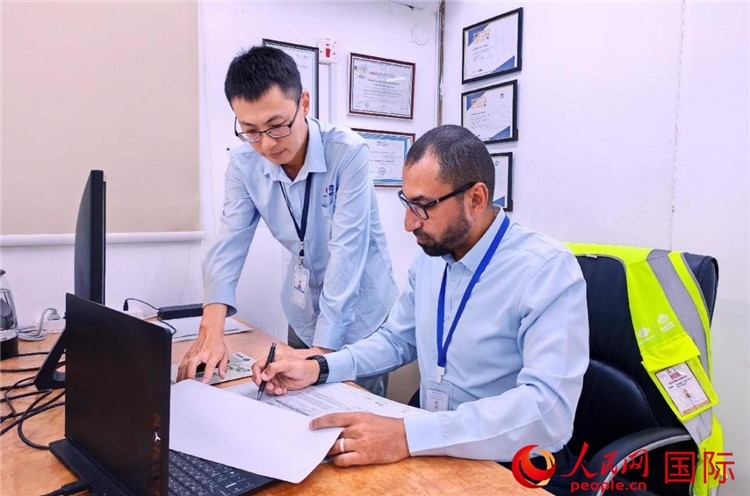 中外員工共同跟進(jìn)項目進(jìn)展。人民網(wǎng)記者 管克江攝