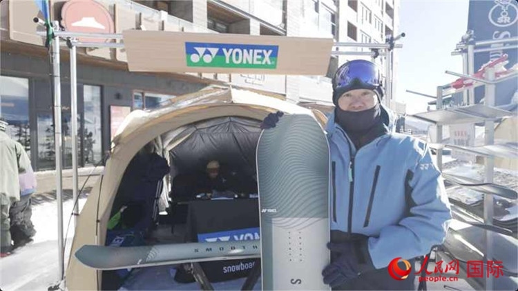 大塚幸博向記者展示滑雪板。人民網(wǎng)記者 袁蒙攝