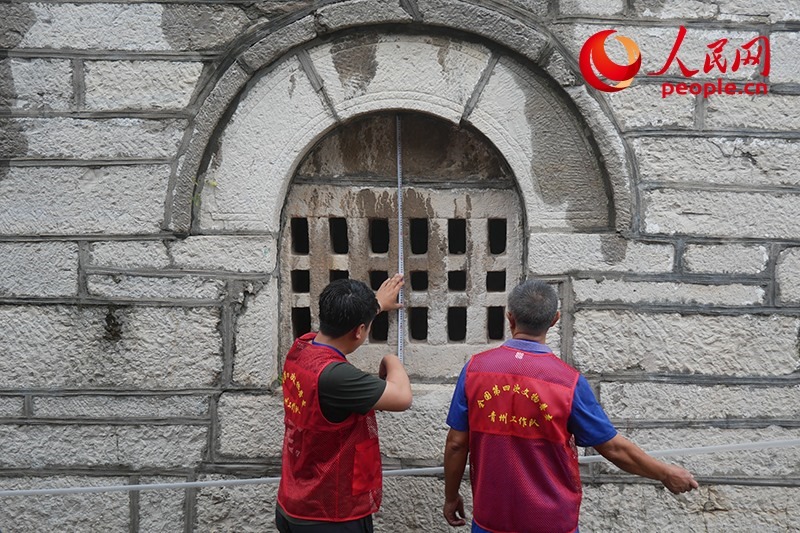 9月14日，山東青州，文物普查隊(duì)員正在實(shí)地調(diào)查。人民網(wǎng)記者 韋衍行攝