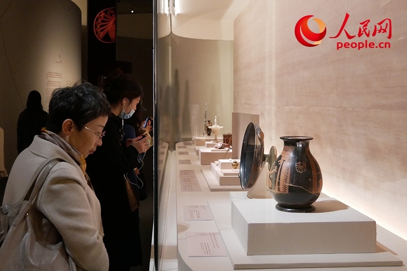 11月13日，觀眾正在國博參觀“美的多元——古希臘的藝術(shù)與生活”展。人民網(wǎng)記者 韋衍行攝
