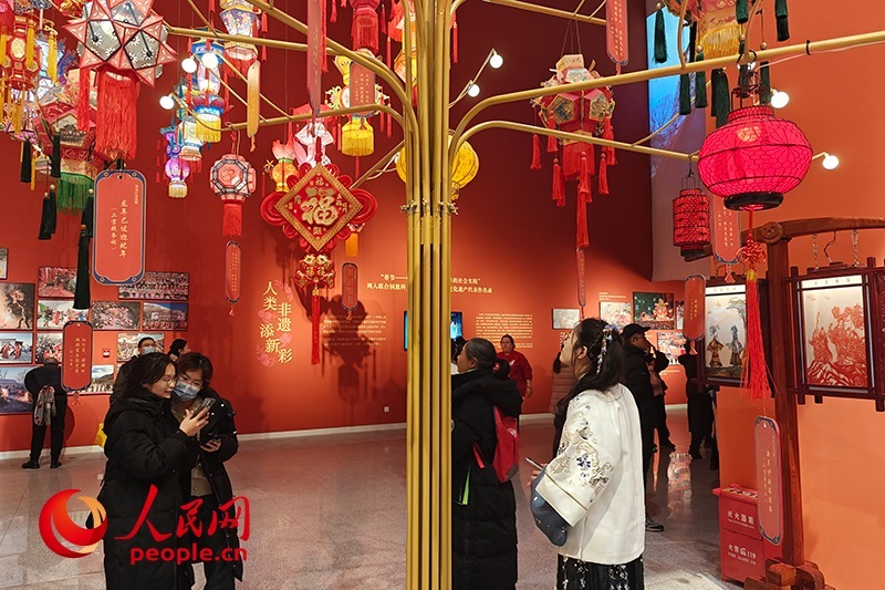 12月21日，觀眾正在參觀“過年——春節(jié)主題展”。人民網(wǎng)記者 韋衍行攝