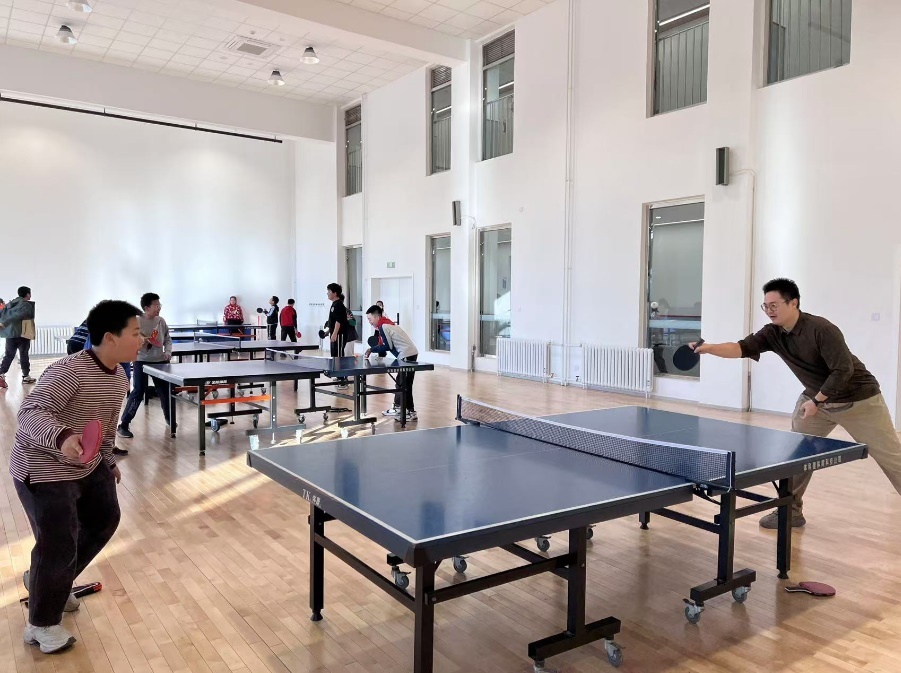 老師和學(xué)生在課間打乒乓球。人民網(wǎng) 白炅攝