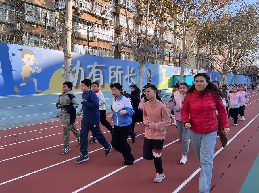 學(xué)生們?cè)诎嘀魅闻阃屡懿?。人民網(wǎng) 白炅攝