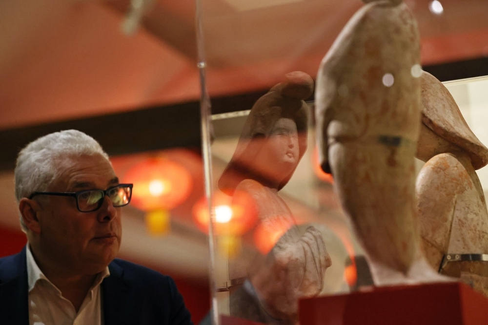 2024年11月18日，在位于法國巴黎的吉美國立亞洲藝術(shù)博物館，一名觀眾參觀“中國·唐——一個(gè)多元開放的朝代（7至10世紀(jì)）”展覽。新華社記者 高靜 攝