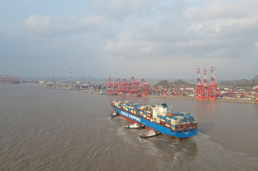 “新上海”輪抵達(dá)洋山港，這是自秘魯錢凱港開港后首個(gè)“錢凱—上海”正式航次（2024年12月18日攝，無人機(jī)照片）。新華社記者 方喆 攝