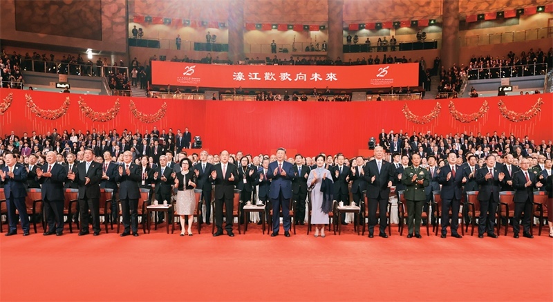 2024年12月19日晚，慶祝澳門回歸祖國25周年文藝晚會在澳門東亞運動會體育館舉行。中共中央總書記、國家主席、中央軍委主席習近平觀看演出。晚會最后，習近平同全場觀眾一起高唱《歌唱祖國》。 新華社記者 丁林/攝