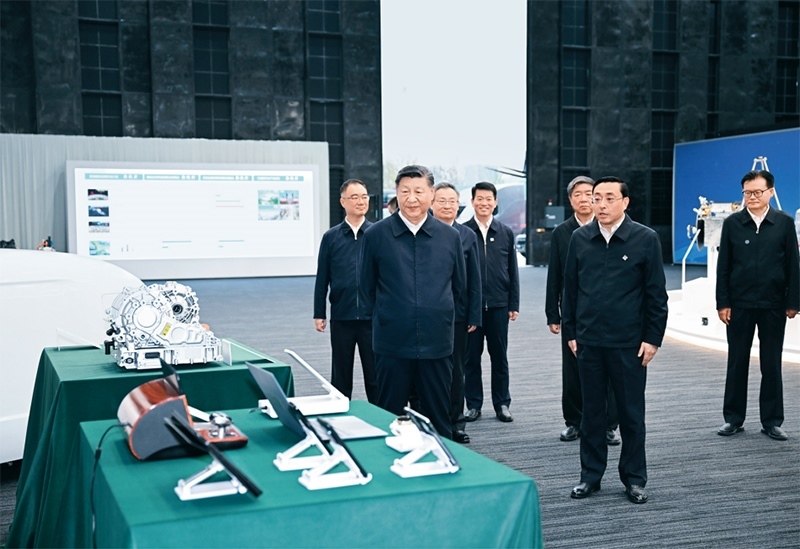 2024年10月17日至18日，中共中央總書記、國家主席、中央軍委主席習近平在安徽考察。這是17日下午，習近平在合肥濱湖科學城察看安徽省重大科技創(chuàng)新成果集中展示。 新華社記者 謝環(huán)馳/攝