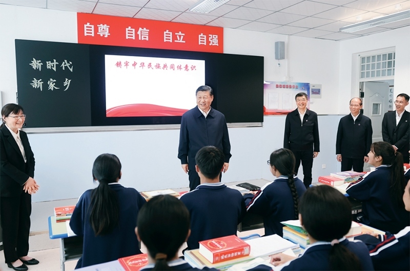 2024年6月18日至19日，中共中央總書記、國家主席、中央軍委主席習近平在青海考察。這是18日下午，習近平在果洛西寧民族中學高一（1）班觀摩“新時代、新家鄉(xiāng)”主題思政課。 新華社記者 鞠鵬/攝