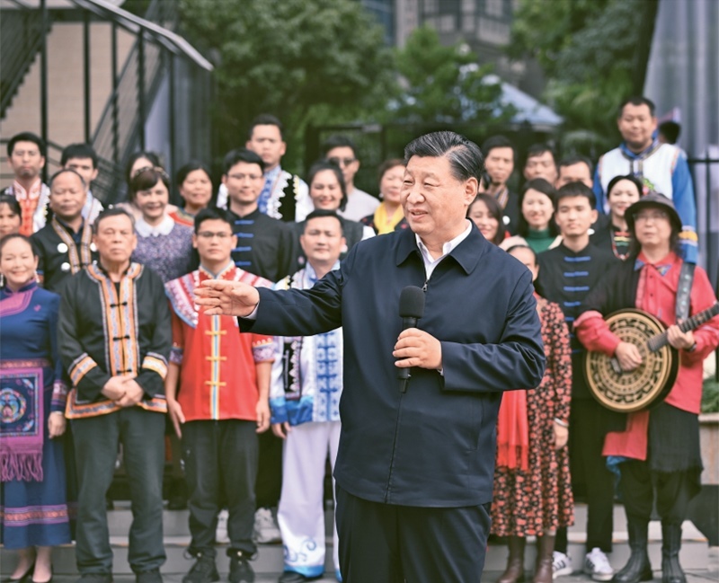 2023年12月14日至15日，中共中央總書記、國家主席、中央軍委主席習近平在廣西考察。這是14日上午，習近平在南寧市良慶區(qū)蟠龍社區(qū)考察時，同社區(qū)各族群眾親切交流。 新華社記者 燕雁/攝