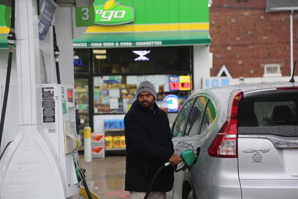 2024年12月11日，一名男子在美國(guó)紐約一處加油站加油。新華社記者劉亞南 攝