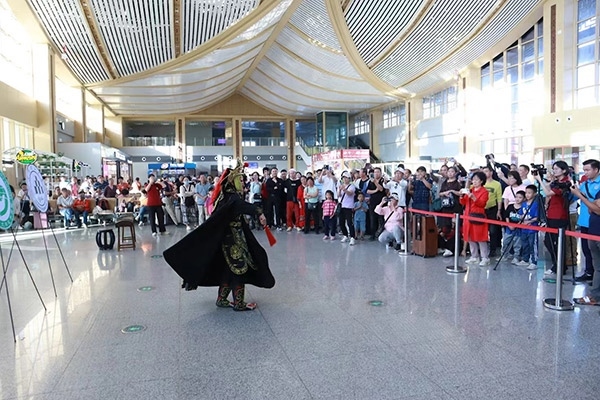 演員在中老鐵路瑯勃拉邦車站表演節(jié)目。蓬屏攝