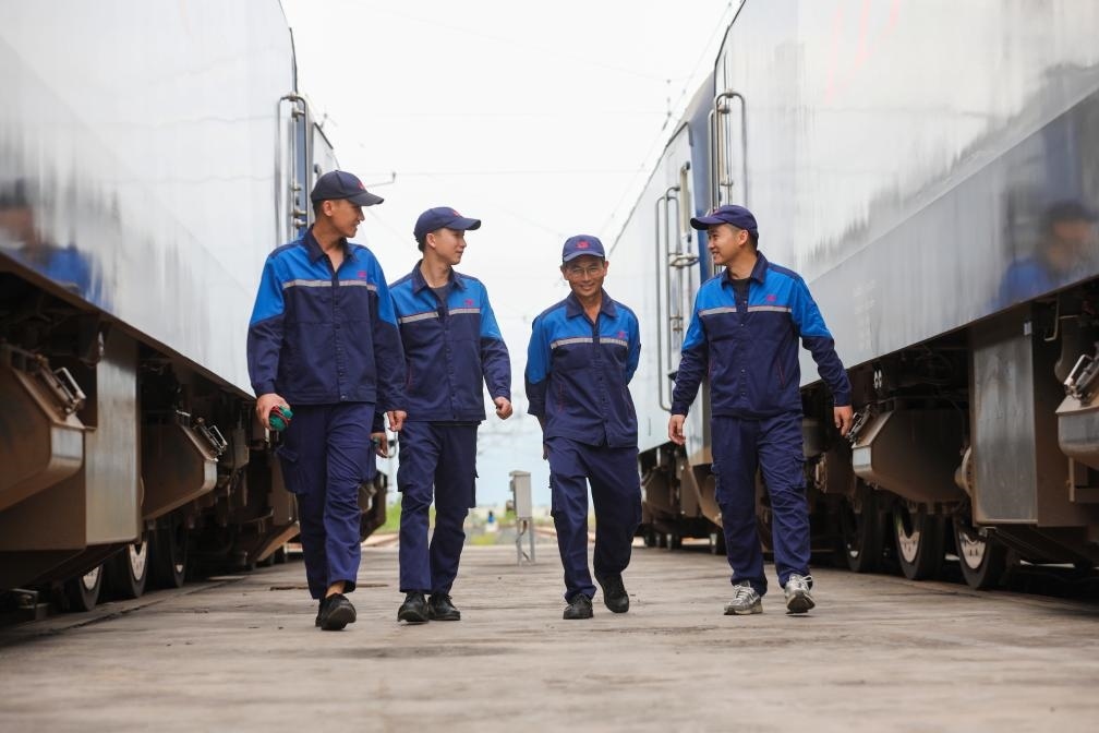 2024年9月9日，來自中國、老撾的師徒4人在中老鐵路萬象運營管理中心的機車檢修庫內(nèi)。新華社發(fā)（楊永全攝）