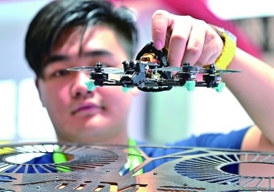 在首屆晉江科技成果轉(zhuǎn)化對接洽談會(huì)智能裝備展位，工作人員在展示無人機(jī)研究成果。新華社發(fā)