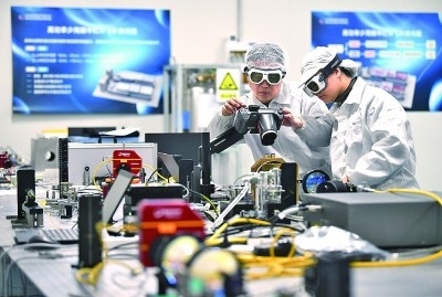 科研人員在中國科學(xué)院西安光學(xué)精密機(jī)械研究所阿秒科學(xué)與技術(shù)研究中心做實(shí)驗(yàn)。新華社發(fā)