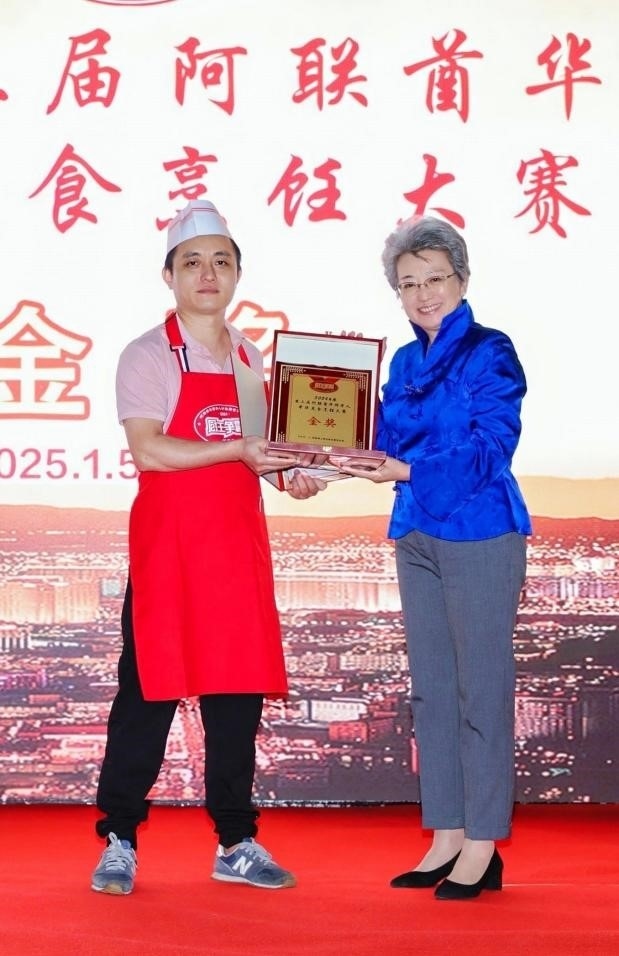 中國駐迪拜總領(lǐng)事歐渤芊（右）為金獎(jiǎng)獲得者頒獎(jiǎng)。主辦方供圖