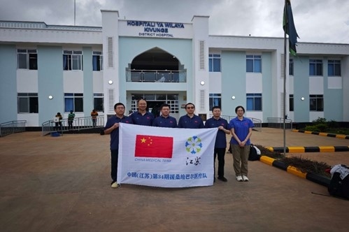 中國援桑給巴爾醫(yī)療隊在基文吉區(qū)醫(yī)院開展相關(guān)活動。中國援桑醫(yī)療隊供圖