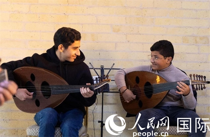 兩名年輕的烏德琴學(xué)員。人民網(wǎng) 伊納斯·易卜拉欣攝