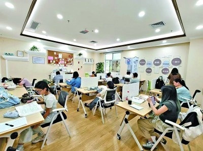 廣東深圳市龍崗區(qū)黨群服務(wù)中心開設(shè)的共享自習(xí)室一景。受訪者供圖