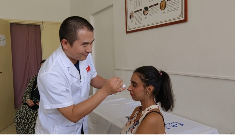 中國醫(yī)生為患者針灸治療。中國援阿爾及利亞醫(yī)療隊(duì)供圖