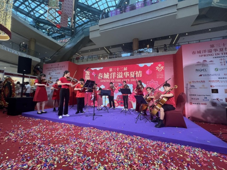 來自中國和新加坡的藝術團體聯(lián)袂表演了歌舞、器樂、武術、雜技等多種形式的文藝節(jié)目。活動主辦方供圖