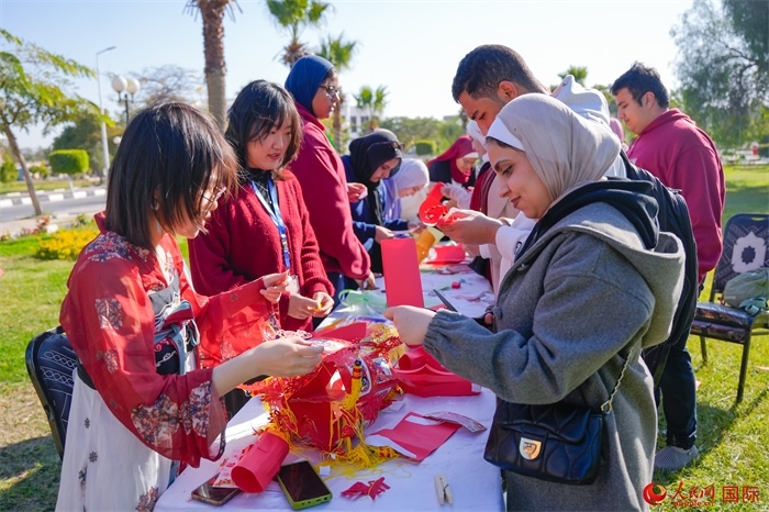 學生們踴躍參與中國文化體驗活動。人民網(wǎng) 塔里克·易卜拉欣攝