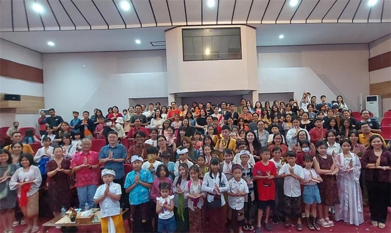 出席活動的師生與嘉賓合影。巴陵康孔子學(xué)院供圖