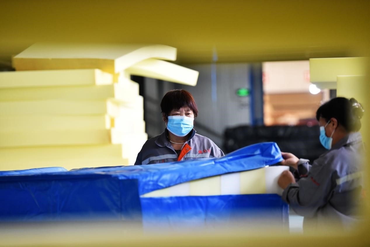 定州市某公司生產(chǎn)的短道速滑防護(hù)墊、速度滑冰防護(hù)墊、雪上防護(hù)墊等產(chǎn)品。白永民攝