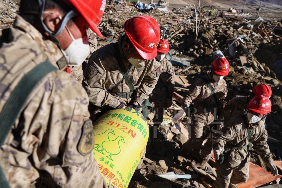 1月10日，定日縣長(zhǎng)所鄉(xiāng)古榮村，武警官兵幫助受災(zāi)群眾整理廢墟，搶救被掩埋的物資。環(huán)球時(shí)報(bào)記者崔萌攝