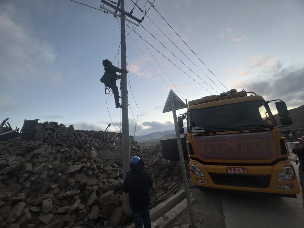 1月10日，定日縣長(zhǎng)所鄉(xiāng)，國(guó)家電網(wǎng)西藏電力員工正在搶修災(zāi)區(qū)受損線路。人民日?qǐng)?bào)記者宋豪新攝