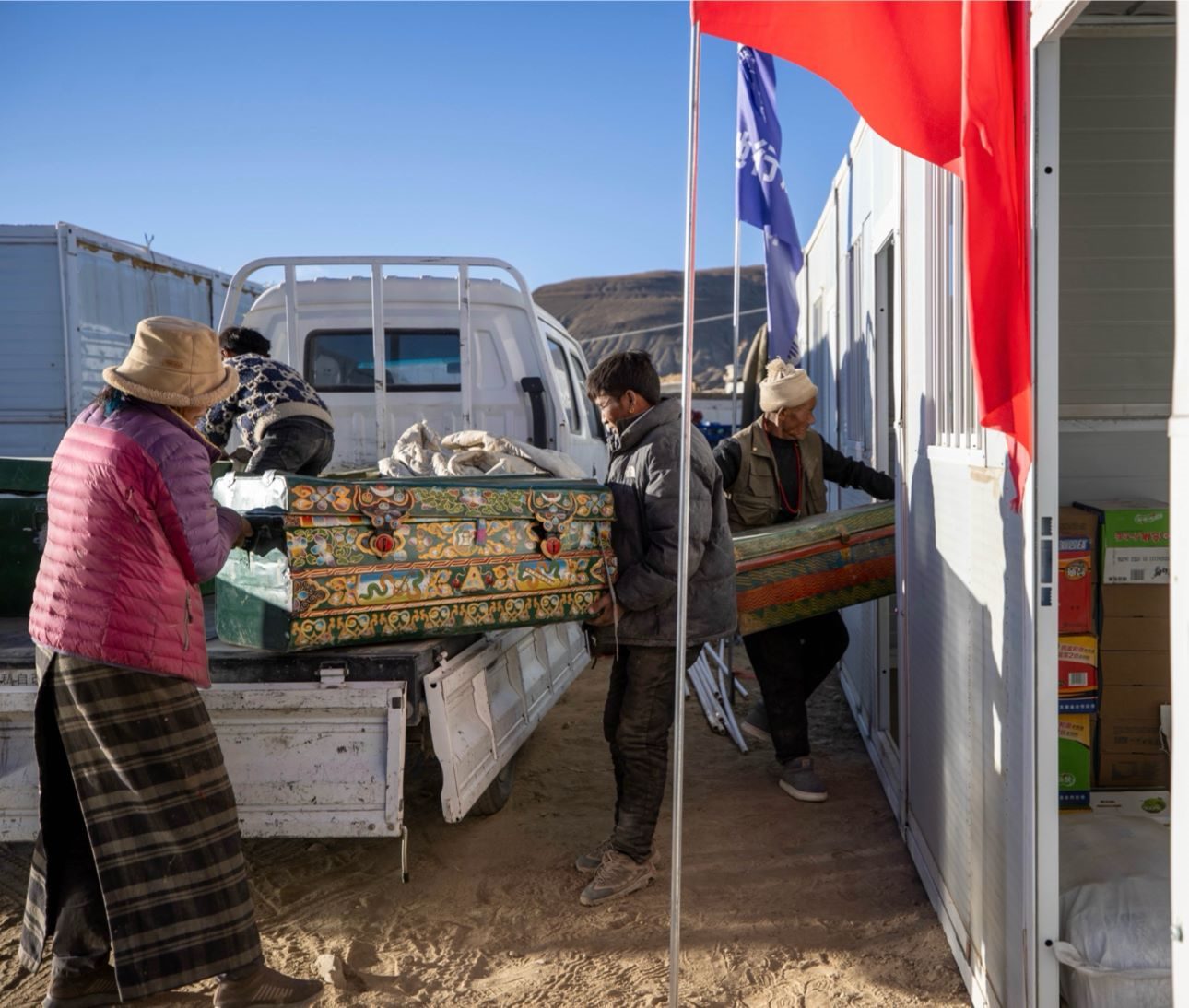 1月11日，西藏定日縣曲洛鄉(xiāng)措昂村，首批入住活動(dòng)板房的村民正在搬運(yùn)物品，為入住做準(zhǔn)備。人民日?qǐng)?bào)記者張武軍攝