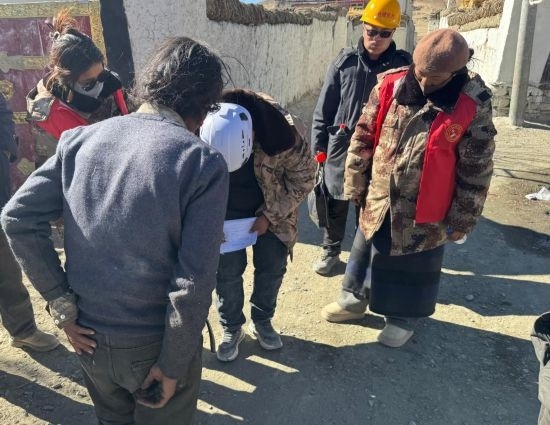 1月13日，次旺（右一）陪同工作組走訪村莊，評(píng)估房屋受損程度。新華社發(fā)