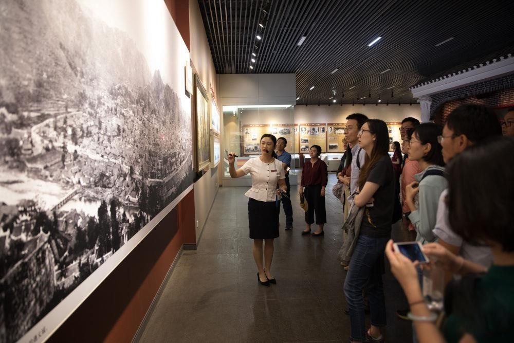 △參觀者在遵義會議紀(jì)念館聽取介紹。