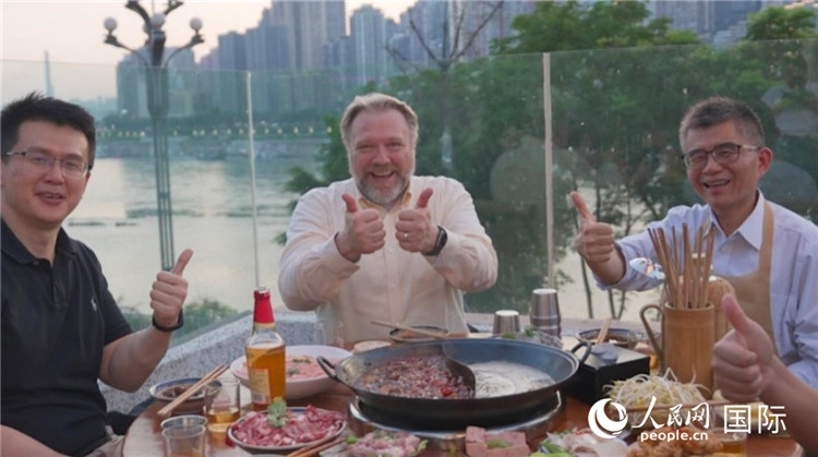 軻寶華和同事在重慶南濱路吃火鍋。人民網(wǎng)記者 蘇纓翔攝