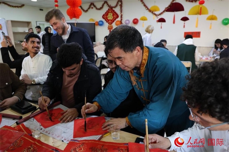 寫福字。人民網(wǎng)伊納斯·易卜拉欣攝