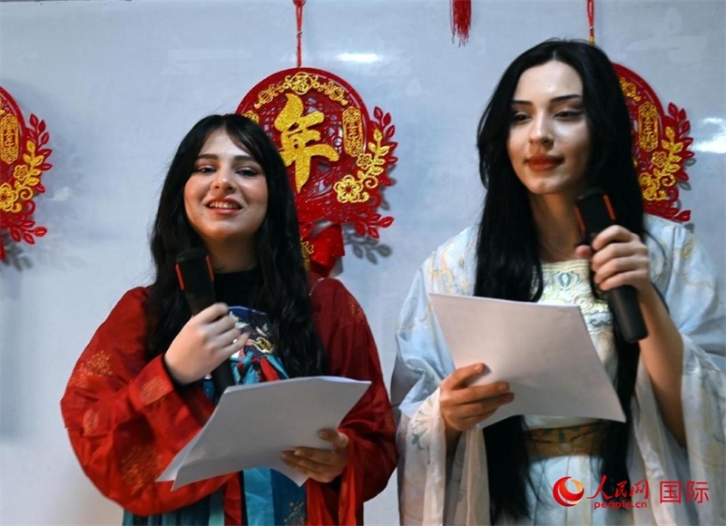 活動由中文系學(xué)生主持。人民網(wǎng)伊納斯·易卜拉欣攝