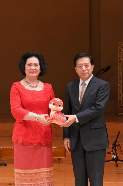 中國(guó)駐泰國(guó)大使韓志強(qiáng)與國(guó)際奧委會(huì)委員、泰國(guó)愛(ài)樂(lè)樂(lè)團(tuán)董事會(huì)主席坤仁帕塔瑪共同出席音樂(lè)會(huì)。主辦方供圖