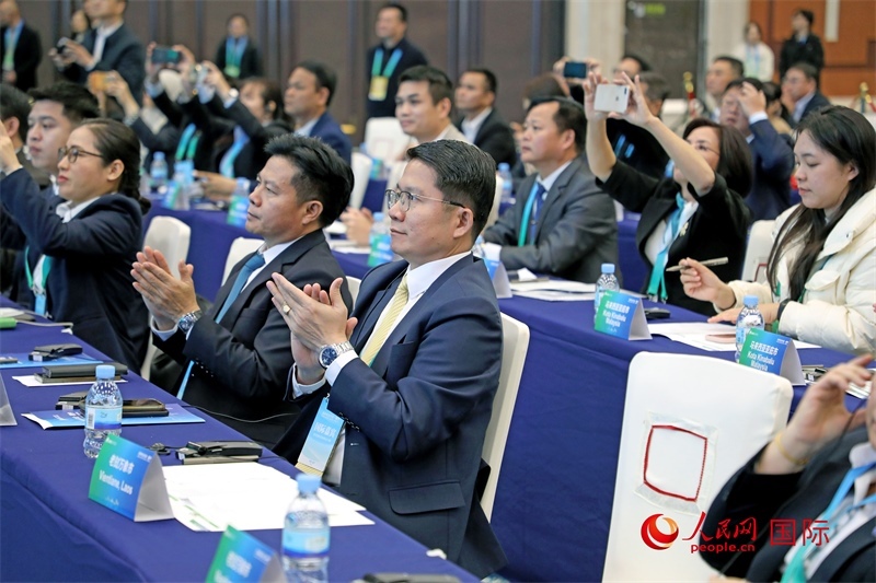 這是1月16日在南寧國際會展中心拍攝的“世界市長對話·南寧”活動現(xiàn)場。人民網(wǎng)記者 趙益普攝