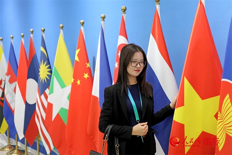 越南芒街市參會代表在南寧國際會展中心參觀。人民網(wǎng)記者 趙益普攝