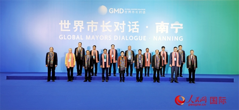 在南寧國際會展中心金桂花廳外，參加活動的中國和東盟國家市長合影留念。人民網(wǎng)記者 趙益普攝