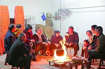 為討論蜜梨產(chǎn)業(yè)發(fā)展事宜，鸕鳥鎮(zhèn)開展“圍爐夜話”。資料圖片