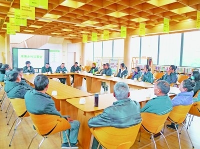 各種形式的民主協(xié)商議事會在余杭區(qū)落地生花。圖為黃湖鎮(zhèn)就共富工坊工作召開未來鄉(xiāng)村議事會。資料圖片