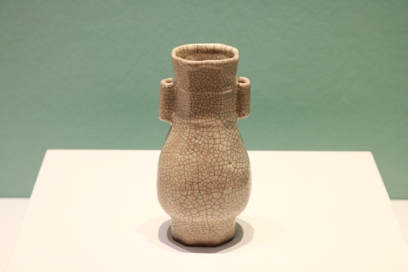 圖為故宮博物院藏宋代哥窯米黃釉貫耳瓶。