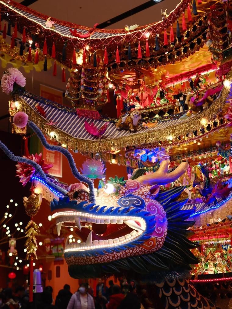 圖為“過年——春節(jié)主題展”中展出的浙江樂清首飾龍燈彩。