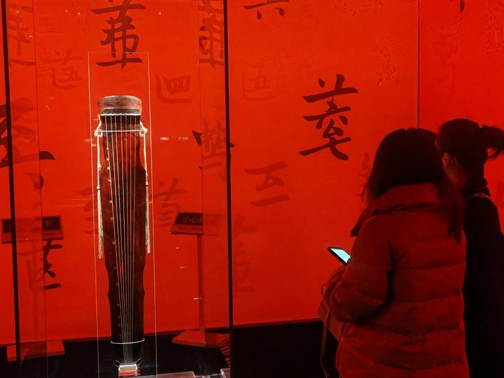 近日，在浙江省博物館之江館區(qū)，故宮博物館收藏的唐“大圣遺音”琴在“‘故宮·茶世界’觀茶——茶文化精品展”展出。新華社記者 馮源 攝