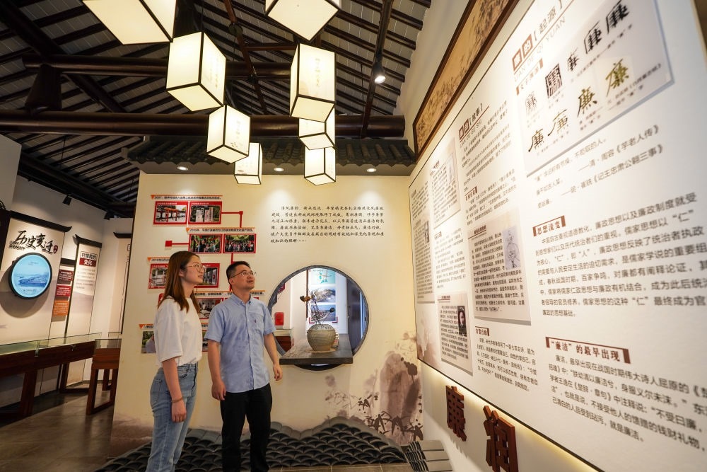 參觀者在蘇州市吳江區(qū)平望鎮(zhèn)廉潔教育基地鶯湖廉園內(nèi)參觀（2024年7月4日攝）。新華社記者 李博 攝