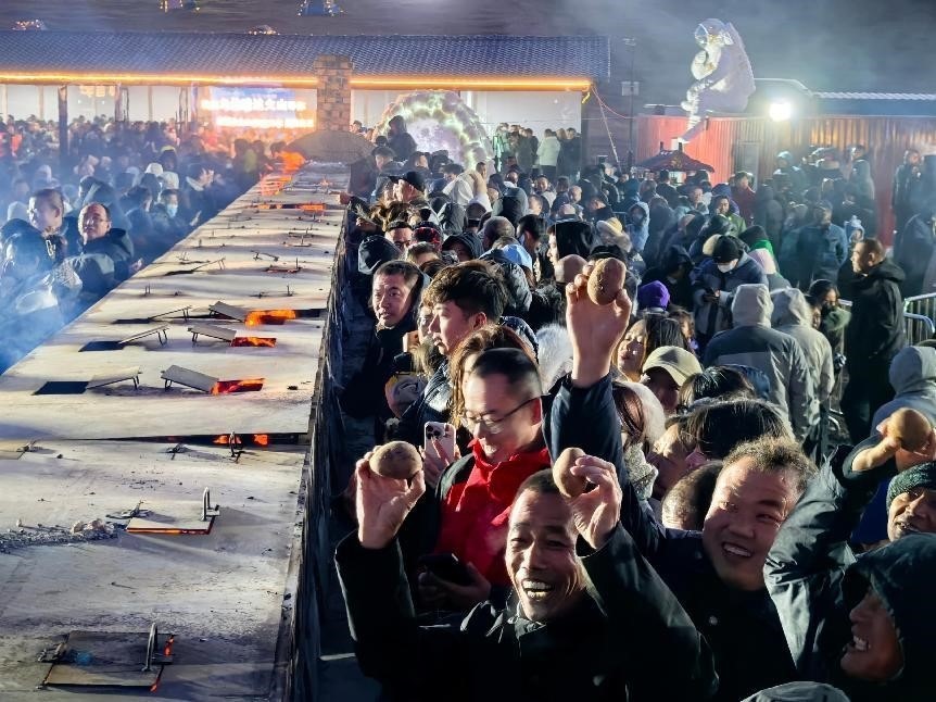 烏蘭哈達火山腳下“千人烤土豆”。人民網(wǎng)記者 苗陽攝